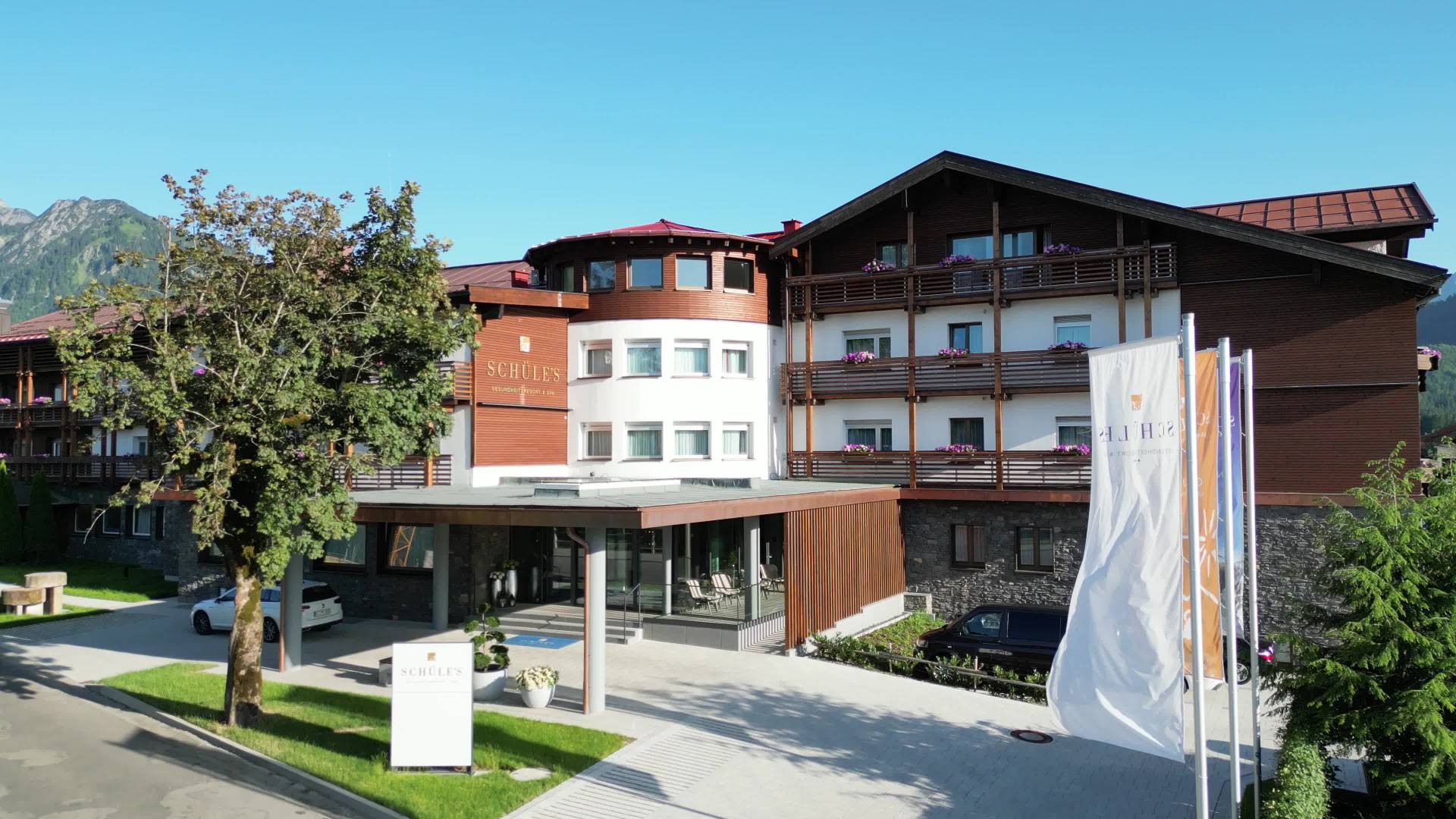 Video sommerliche Außenaufnahme vom SCHÜLE'S in Oberstdorf