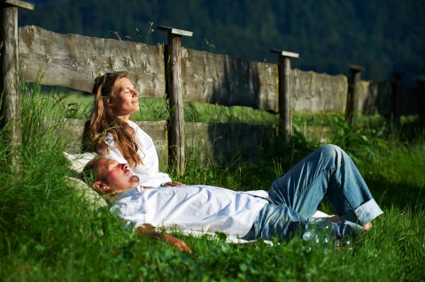 Paar genießt den Bergsommer in Oberstdorf